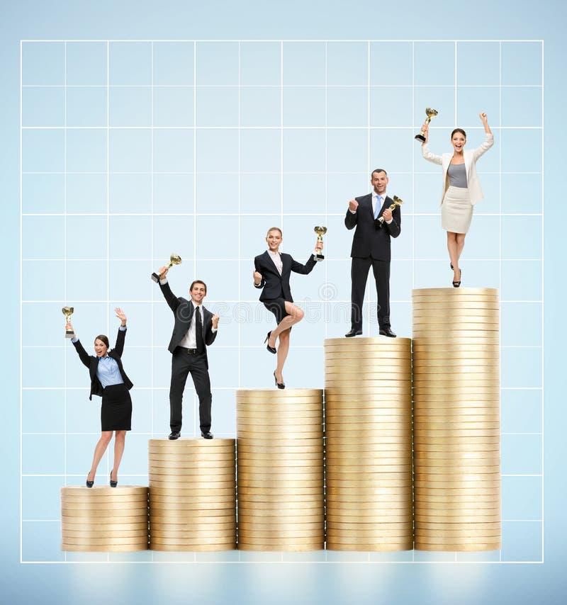 Zakenlieden die gouden kop op muntstukkenladder houden royalty-vrije stock afbeeldingen Zakenlieden die gouden kop op muntstukkenladder houden royalty-vrije stock afbeeldingen