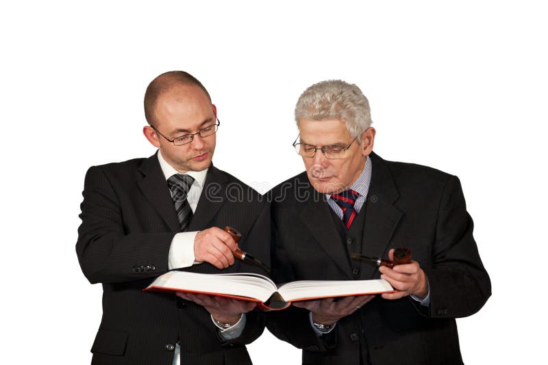 Zakenlieden die met pijpen een boek lezen stock afbeeldingen Zakenlieden die met pijpen een boek lezen stock afbeeldingen