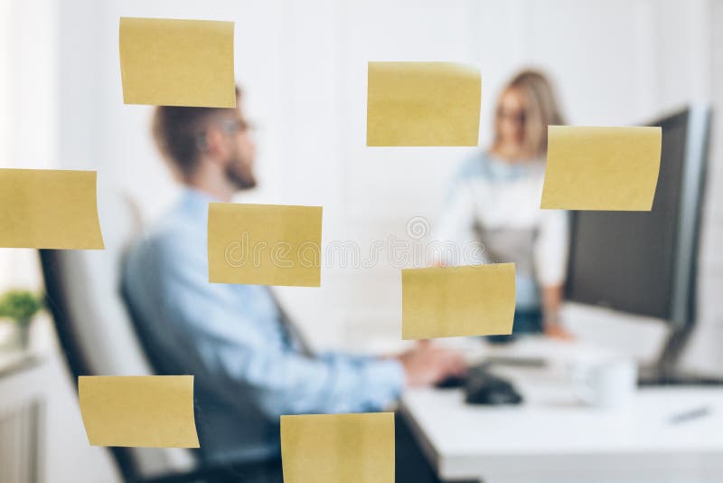 Zakenlui op het kantoor achter een glasmuur stock afbeelding Zakenlui op het kantoor achter een glasmuur stock afbeelding