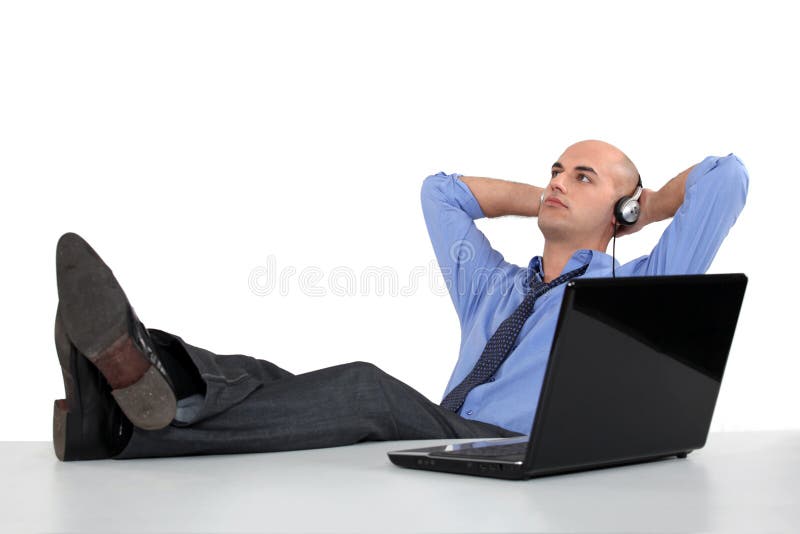 Zakenman die aan hoofdtelefoons luisteren stock afbeeldingen Zakenman die aan hoofdtelefoons luisteren stock afbeeldingen
