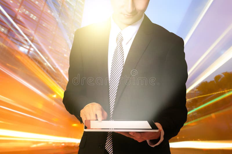 Zakenman die aanrakingsstootkussen gebruiken stock fotografie Zakenman die aanrakingsstootkussen gebruiken stock fotografie