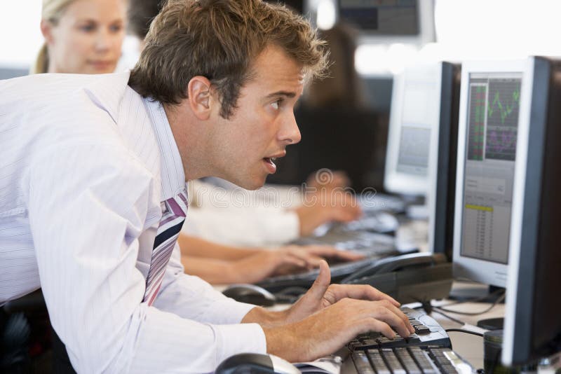 Zakeman die een computer gebruikt stock foto's