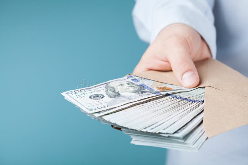 Zakenman die contant geldgeld geven De lening, financiën, salaris, steekpenning en schenkt concept stock afbeeldingen Zakenman die contant geldgeld geven De lening, financiën, salaris, steekpenning en schenkt concept stock afbeeldingen