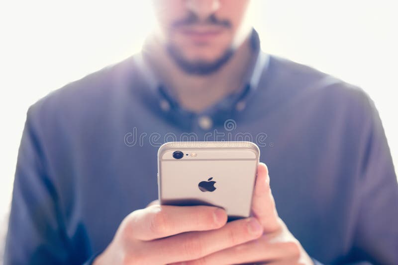 Zakenman die de nieuwe Apple-iPhone6s retina houden royalty-vrije stock foto's Zakenman die de nieuwe Apple-iPhone6s retina houden royalty-vrije stock foto's