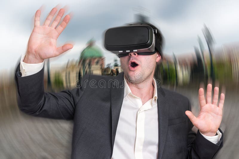 Zakenman die de virtuele glazen van de werkelijkheidshoofdtelefoon gebruiken royalty-vrije stock fotografie Zakenman die de virtuele glazen van de werkelijkheidshoofdtelefoon gebruiken royalty-vrije stock fotografie