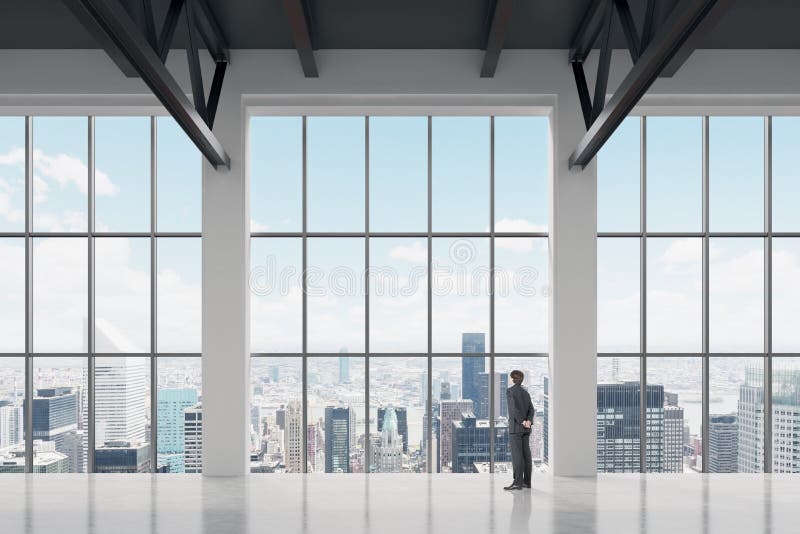Zakenman die door het venster in bureau kijken stock afbeeldingen Zakenman die door het venster in bureau kijken stock afbeeldingen