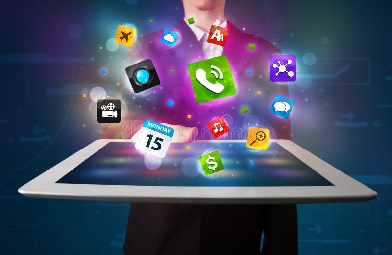 Zakenman die een tablet met moderne kleurrijke apps en pictogrammen houden royalty-vrije stock afbeelding Zakenman die een tablet met moderne kleurrijke apps en pictogrammen houden royalty-vrije stock afbeelding
