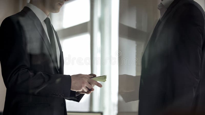 Zakenman die geld geven aan partner, winst van succesvolle transactie stock foto's Zakenman die geld geven aan partner, winst van succesvolle transactie stock foto's