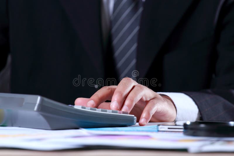 Zakenman die in het bureau werkt royalty-vrije stock afbeeldingen Zakenman die in het bureau werkt royalty-vrije stock afbeeldingen