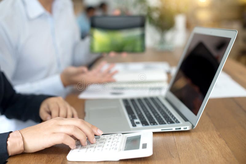 zakenman die het businessplan en de analyse werken royalty-vrije stock fotografie zakenman die het businessplan en de analyse werken royalty-vrije stock fotografie