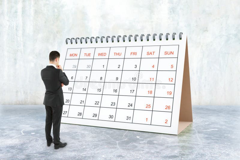 Zakenman die kalender bekijken stock afbeeldingen Zakenman die kalender bekijken stock afbeeldingen