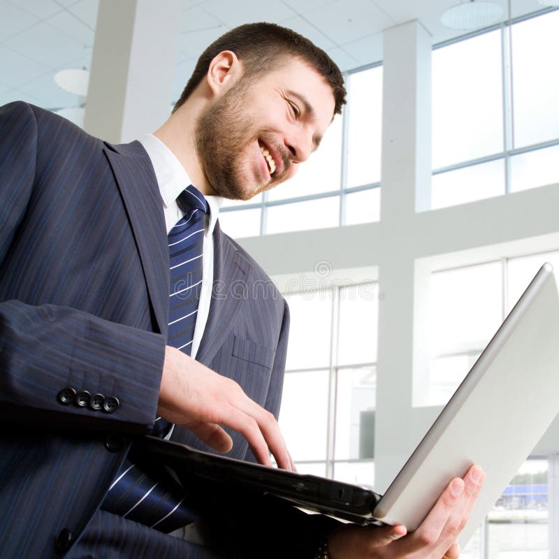 Zakeman die een laptop gebruikt stock foto's