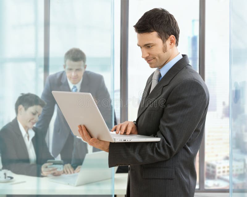 Zakeman gebruikt laptop royalty-vrije stock afbeelding