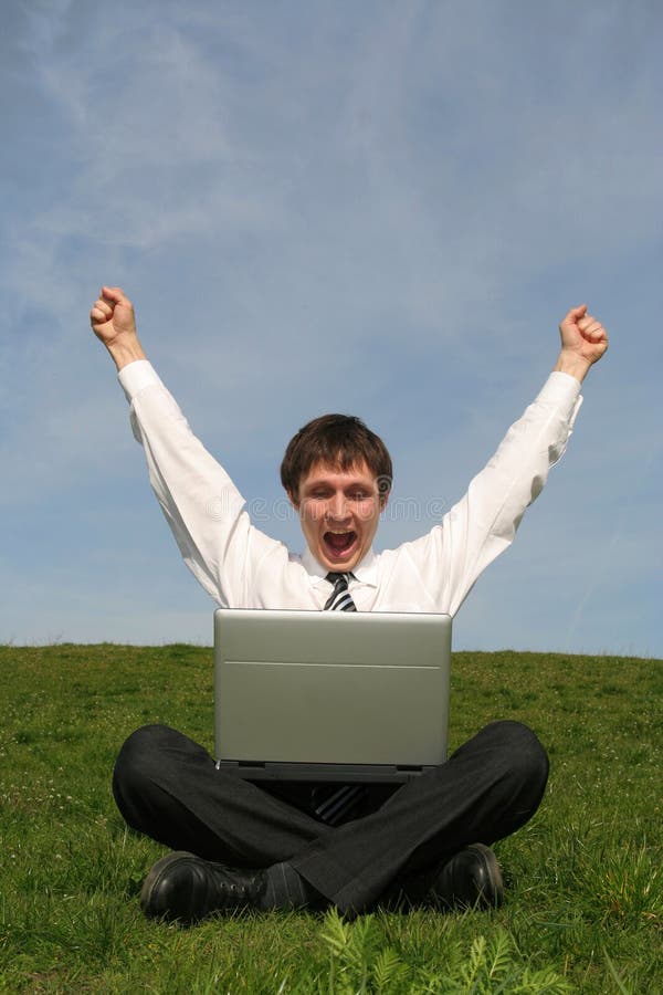 Zakeman die een laptop gebruikt stock foto