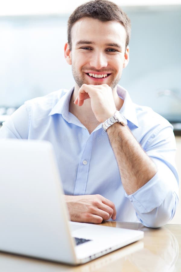 Zakenman gebruikt laptop stock foto