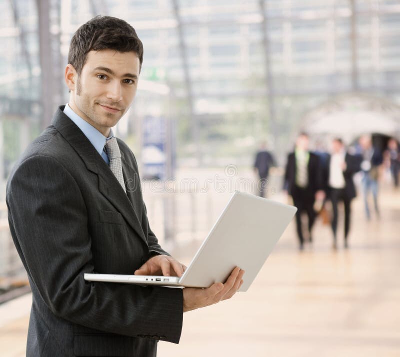 Zakeman die een laptop gebruikt royalty-vrije stock foto's