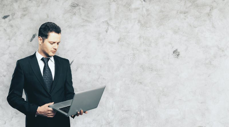 Zakenman die laptop met behulp van royalty-vrije stock fotografie