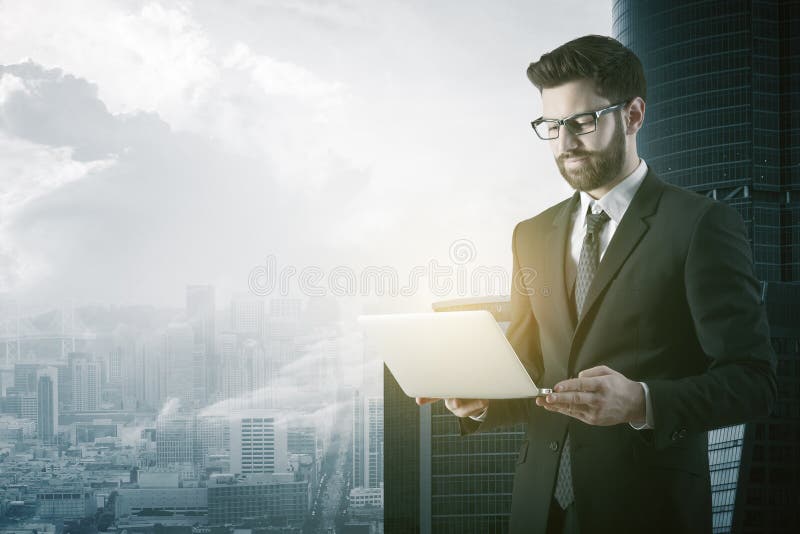 Zakenman die laptop met behulp van royalty-vrije stock foto