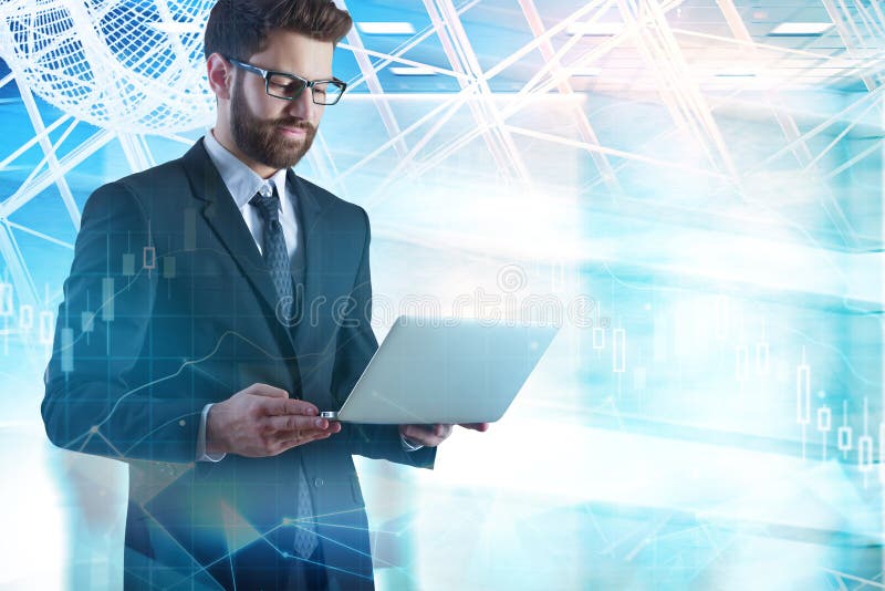 Zakenman die laptop met bol met behulp van stock fotografie