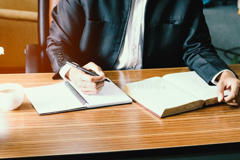 Zakenman die met document werkt royalty-vrije stock afbeelding Zakenman die met document werkt royalty-vrije stock afbeelding
