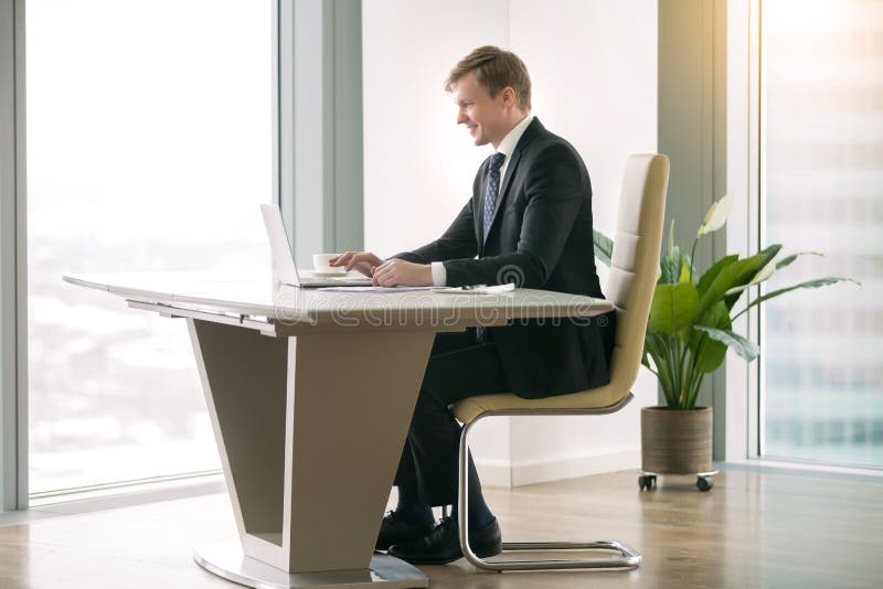 Zakenman die met laptop bij het modermbureau werken royalty-vrije stock foto's Zakenman die met laptop bij het modermbureau werken royalty-vrije stock foto's