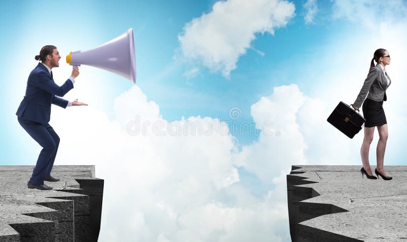 Een zakenman schreeuwt naar anderen met een megafoon stock fotografie