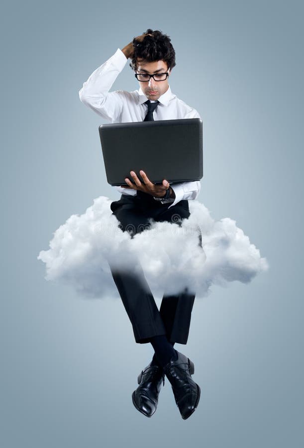 Zakenman die problemen met wolk gegevensverwerkingstechnologie hebben royalty-vrije stock foto Zakenman die problemen met wolk gegevensverwerkingstechnologie hebben royalty-vrije stock foto