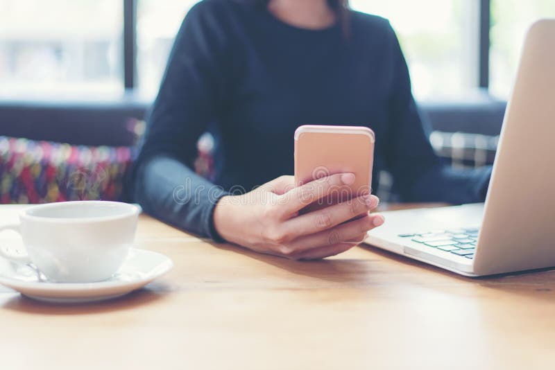Zakenman die slimme telefoon en tabletcomputer met behulp van aan het werk met financiële gegevens in de het werkruimte royalty-vrije stock foto's Zakenman die slimme telefoon en tabletcomputer met behulp van aan het werk met financiële gegevens in de het werkruimte royalty-vrije stock foto's