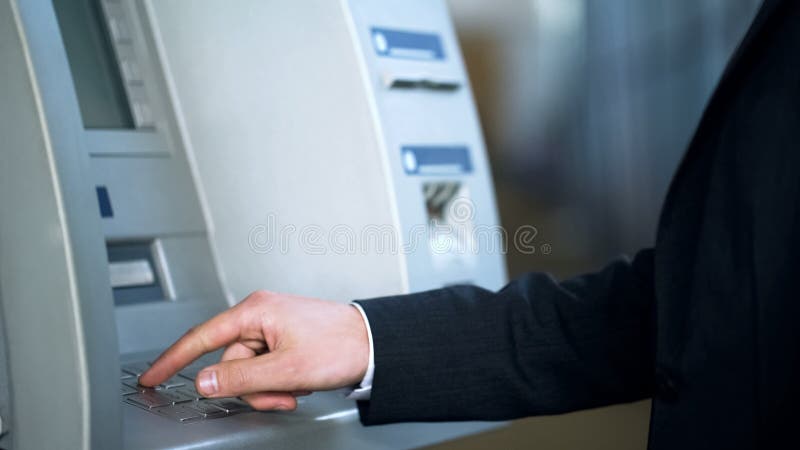 Zakenman die speldcode ingaan om geld te ontvangen, die voor reizigers, reis beleggen stock foto Zakenman die speldcode ingaan om geld te ontvangen, die voor reizigers, reis beleggen stock foto