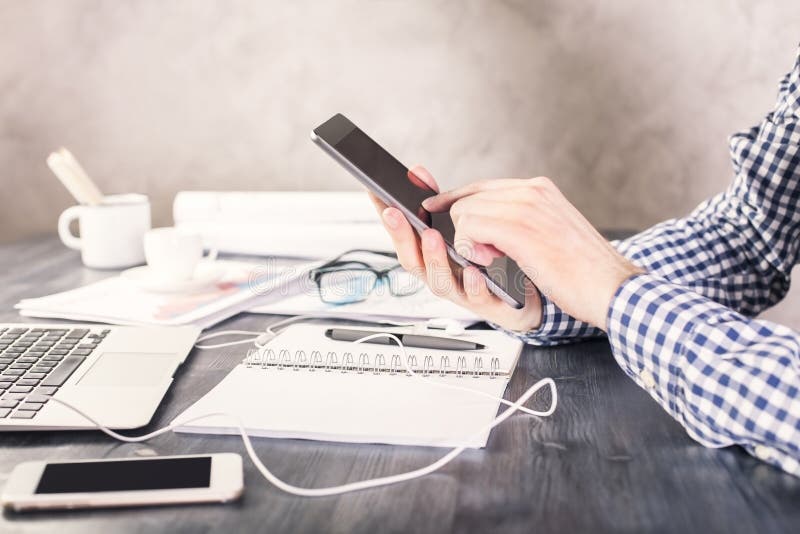 Zakenman die tablet gebruikt stock foto