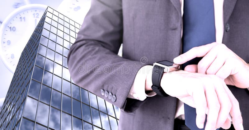 Zakenman die tijdhorloge en de lange bouw met klokken controleren stock foto Zakenman die tijdhorloge en de lange bouw met klokken controleren stock foto