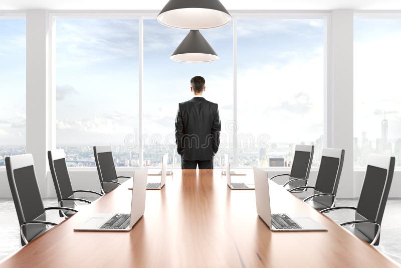 Zakenman die uit het venster in het moderne verstand van de conferentieruimte kijken royalty-vrije stock afbeeldingen Zakenman die uit het venster in het moderne verstand van de conferentieruimte kijken royalty-vrije stock afbeeldingen