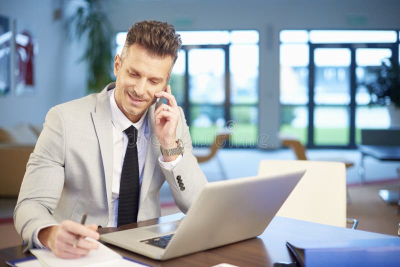 Zakenman die vraag maken stock afbeelding Zakenman die vraag maken stock afbeelding