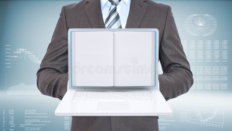 Zakenman die zich met open laptop en boek bevinden stock afbeelding Zakenman die zich met open laptop en boek bevinden stock afbeelding