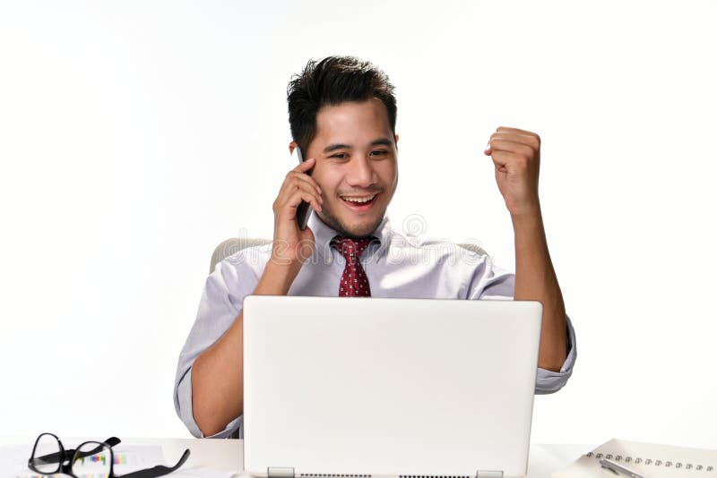 Zakenman die zijn hand opheffen terwijl het spreken op de telefoon die gelukkig voor het bereiken van het werk terwijl het gebrui stock afbeelding Zakenman die zijn hand opheffen terwijl het spreken op de telefoon die gelukkig voor het bereiken van het werk terwijl het gebrui stock afbeelding