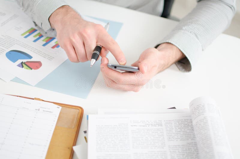 Zakenman die zijn smartphone gebruiken stock foto Zakenman die zijn smartphone gebruiken stock foto
