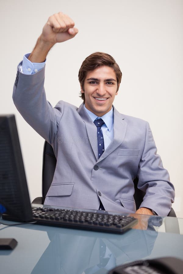 Zakenman die zijn vuist in succes opheft stock afbeelding Zakenman die zijn vuist in succes opheft stock afbeelding