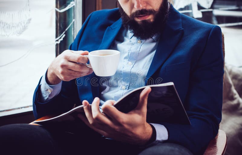 Zakenman in een blauw jasje royalty-vrije stock afbeelding