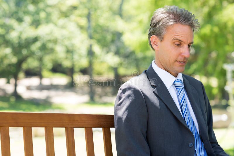 Zakenman het ontspannen op parkbank stock foto's Zakenman het ontspannen op parkbank stock foto's
