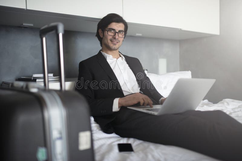 Zakenman klaar om de werken met zijn laptop te reizen royalty-vrije stock fotografie Zakenman klaar om de werken met zijn laptop te reizen royalty-vrije stock fotografie