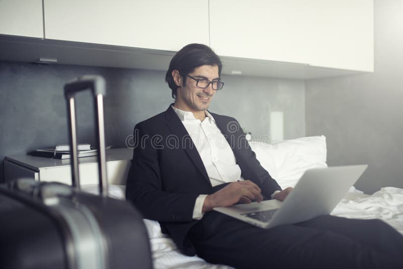 Zakenman klaar om de werken met zijn laptop te reizen stock afbeeldingen Zakenman klaar om de werken met zijn laptop te reizen stock afbeeldingen