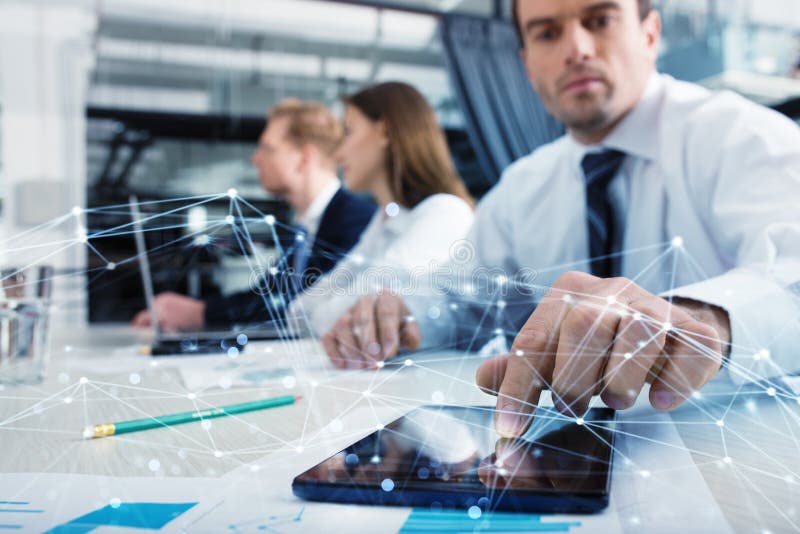 Zakenman met een tablet die multimedia met Internet-verbinding deelt stock foto Zakenman met een tablet die multimedia met Internet-verbinding deelt stock foto