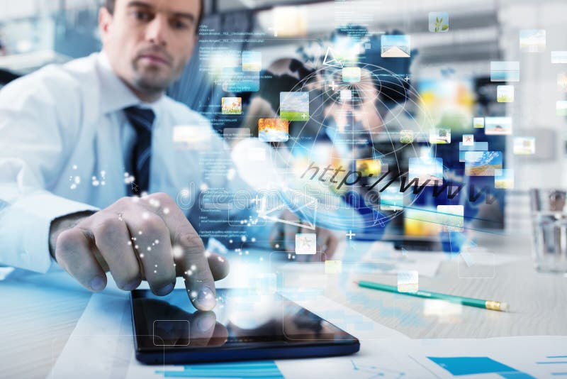 Zakenman met een tablet die multimedia met Internet-verbinding deelt royalty-vrije stock fotografie Zakenman met een tablet die multimedia met Internet-verbinding deelt royalty-vrije stock fotografie