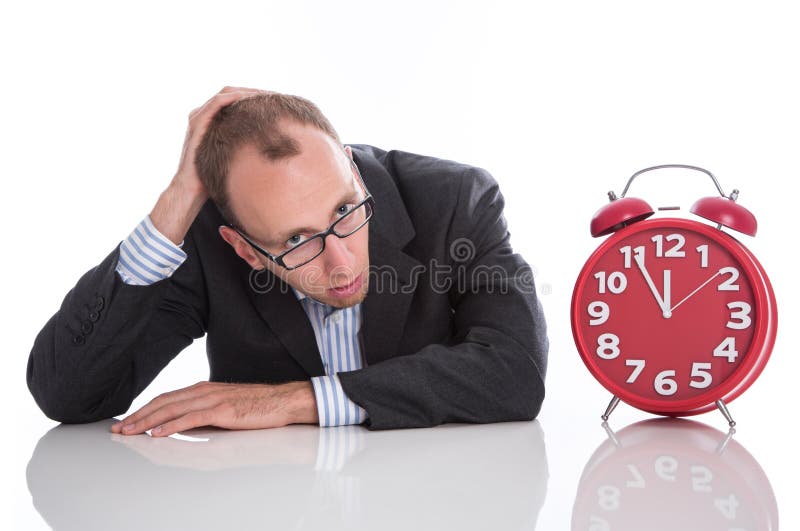 Zakenman met rode die klok wordt op witte backgrou wordt geïsoleerd overgewerkt die stock afbeelding Zakenman met rode die klok wordt op witte backgrou wordt geïsoleerd overgewerkt die stock afbeelding