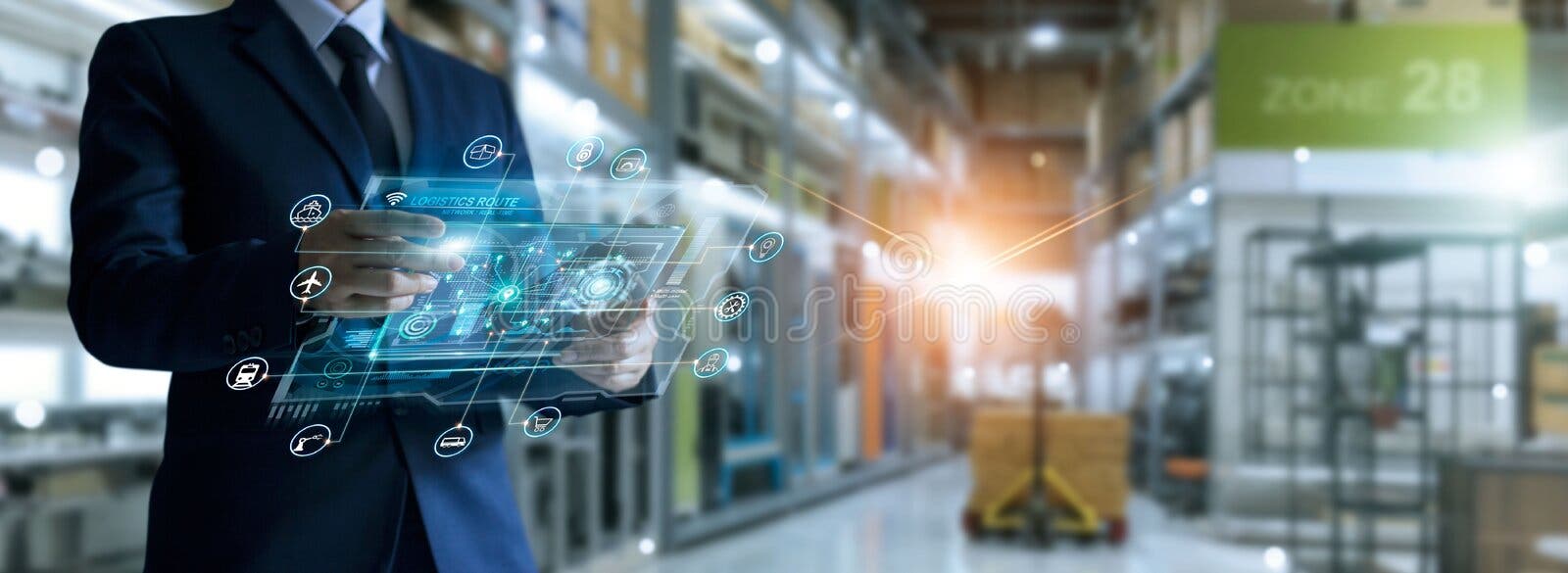 Zakenman met virtueel interfacepaneel voor wereldwijde logistieke netwerkdistributie en transport smart logistics Zakenman met virtueel interfacepaneel voor wereldwijde logistieke netwerkdistributie en transport smart logistics