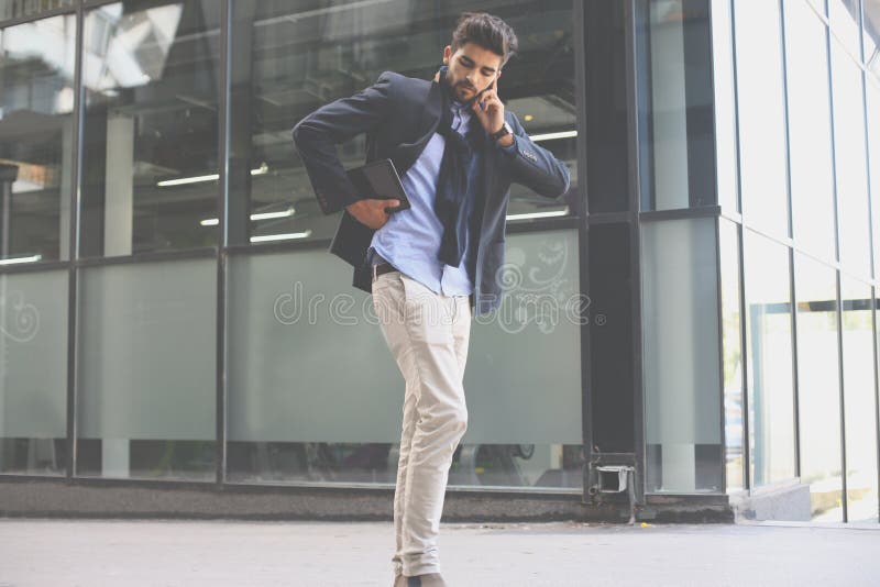 Zakenman op stadsstraat royalty-vrije stock fotografie Zakenman op stadsstraat royalty-vrije stock fotografie