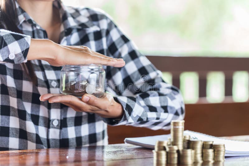 Zakenman Protecting Coins Financieel veiligheidsconcept royalty-vrije stock foto Zakenman Protecting Coins Financieel veiligheidsconcept royalty-vrije stock foto