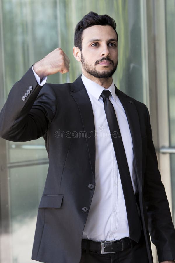 Zakenman status buiten en het opheffen van zijn vuist stock foto's Zakenman status buiten en het opheffen van zijn vuist stock foto's