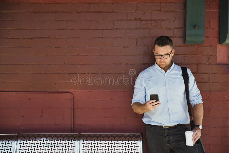 Zakenman Waiting bij het Station royalty-vrije stock fotografie Zakenman Waiting bij het Station royalty-vrije stock fotografie