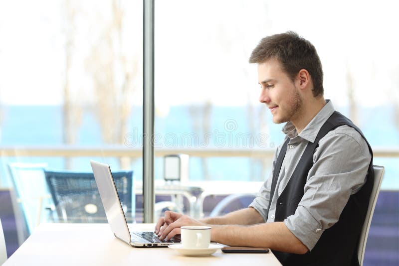 Zakenman werken online in een koffiewinkel stock fotografie Zakenman werken online in een koffiewinkel stock fotografie